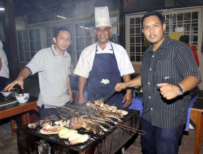 Fathil, Chef dan Hafiz sedang memanggang BBQ