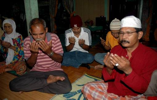 Mohamad Lazim (kana) bersama-sama sudara pada majlis doa selamat untuk Umi Azlim di rumahnya